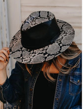 Load image into Gallery viewer, Snake Print Chic Style Hat
